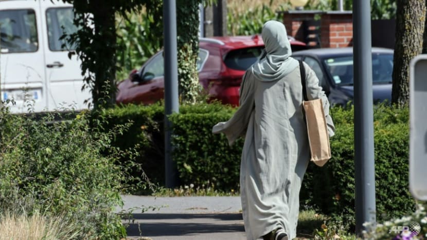 Trường học Pháp từ chối hàng chục nữ sinh mặc áo choàng Hồi giáo